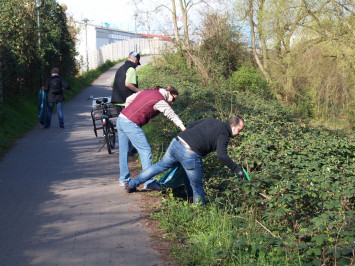 Gemeinsam sammeln die Nachbarn in Düsseldorf Müll