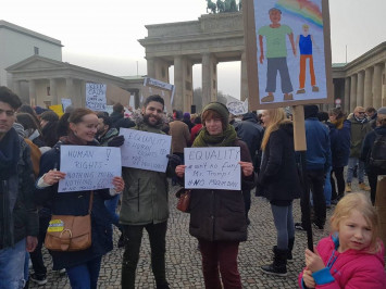 Auf der Demo für Menschenrechte in Berlin