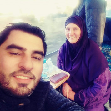 Khaled und Sonja auf einer der Zugfahrten