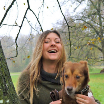 Sarah mit ihrem Hund (Bild: privat)