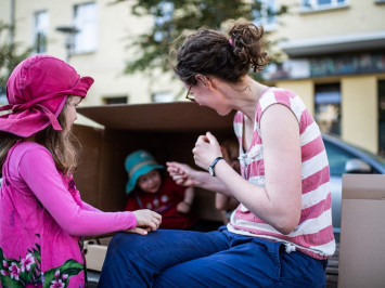 Kinderüberraschungen bei einem der Feste in Berlin (Bild: Christian Klant/ nebenan.de Stiftung)
