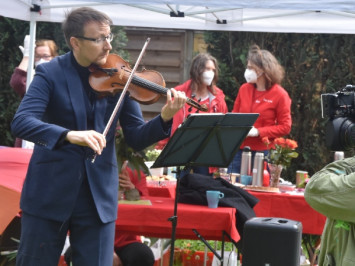 Violinist Jansen Folkers am Tag der Nachbarn (Bild: Live To Love Stiftung Germany)