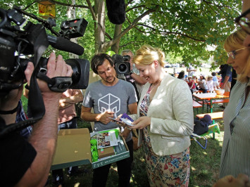 Michael Vollmann und Familienministerin Giffey schauen sich die Mitmach-Box an (Bild: Amac Garbe / nebenan.de Stiftung)