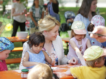 Familienministerin Franziska Giffey knetet am Tag der Nachbarn Brotteig mit Kindern (Bild: Amac Garbe / nebenan.de Stiftung)