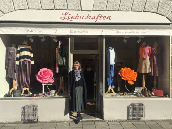 Birgit steht stolz vor ihrem Laden (Bild: privat)