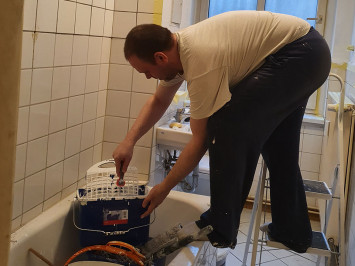 Matthias streicht das Badezimmer (Bild: privat)