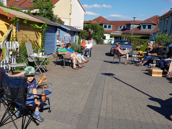 In Bad Vilden verbrachten die Nachbarn den Tag gemeinsam – mit Abstand – auf der Straße in der Sonne. (Bild: privat)